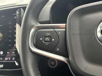 VOLVO XC40 2.0 B3P Plus Dark 5Dr Auto