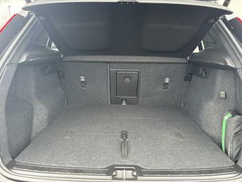 VOLVO XC40 2.0 B3P Plus Dark 5Dr Auto