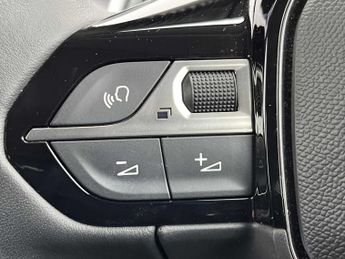 PEUGEOT 208 1.2 Puretech 100 Allure Premium + 5Dr Eat8