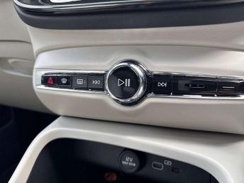 VOLVO XC40 2.0 B3P Plus Dark 5Dr Auto