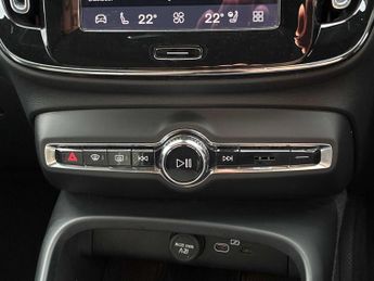 VOLVO XC40 2.0 B4P Ultimate Dark 5Dr Auto