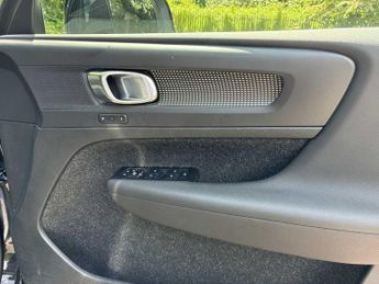 VOLVO XC40 2.0 B4P R Design Pro 5Dr Auto