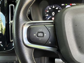 VOLVO XC40 2.0 B4P R Design Pro 5Dr Auto