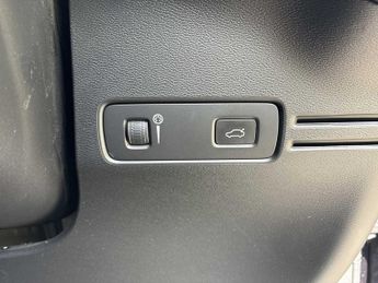 VOLVO XC40 2.0 B4P R Design Pro 5Dr Auto