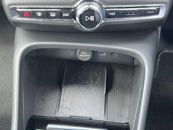VOLVO XC40 2.0 B4P Plus Dark 5Dr Auto