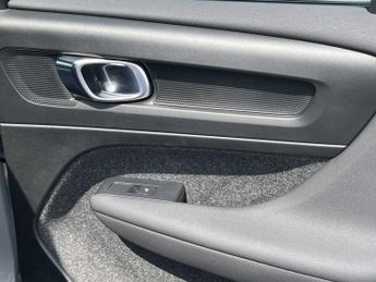 VOLVO XC40 2.0 B4P Plus Dark 5Dr Auto