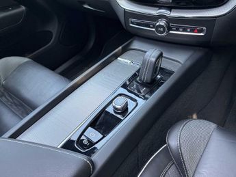 VOLVO XC60 2.0 B5P R Design 5Dr Awd Geartronic