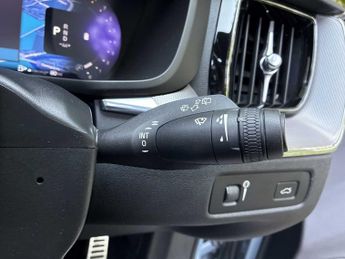 VOLVO XC60 2.0 B5P R Design 5Dr Awd Geartronic