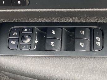 VOLVO XC40 2.0 B4P Plus Dark 5Dr Auto