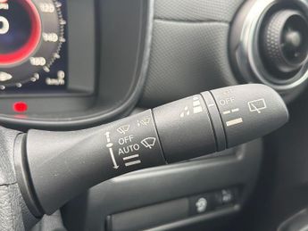NISSAN JUKE 1.0 Dig-T N-Connecta 5Dr Dct