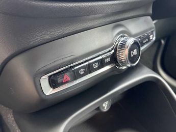 VOLVO XC40 2.0 B4P R Design 5Dr Auto