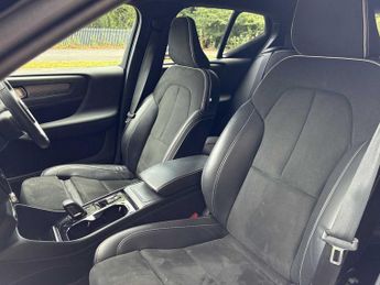 VOLVO XC40 2.0 B4P R Design 5Dr Auto