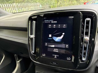 VOLVO XC40 2.0 B4P R Design 5Dr Auto