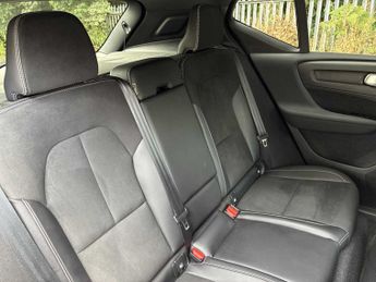 VOLVO XC40 2.0 B4P R Design 5Dr Auto