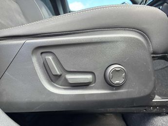VOLVO XC40 2.0 B3P Plus Dark 5Dr Auto