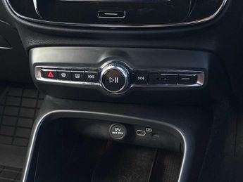 VOLVO XC40 2.0 B3P Plus Dark 5Dr Auto