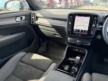 VOLVO XC40 2.0 B3P Plus Dark 5Dr Auto