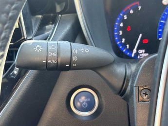 TOYOTA COROLLA 1.8 Vvt-I Hybrid Design 5Dr Cvt