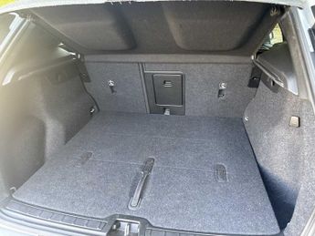 VOLVO XC40 2.0 B3P Plus Dark 5Dr Auto