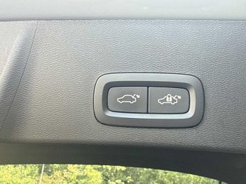 VOLVO XC40 2.0 B3P Plus Dark 5Dr Auto