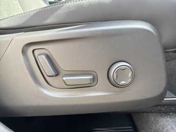 VOLVO XC40 2.0 B4P Plus Dark 5Dr Auto