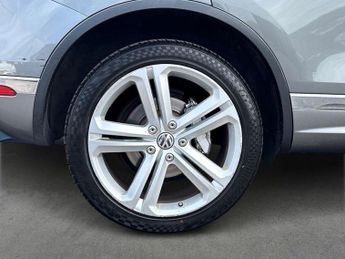 VOLKSWAGEN TOUAREG 3.0 Tdi V6 Bluemotion Tech R-Line Plus Suv 5Dr Diesel Tiptronic 
