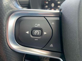 VOLVO XC40 2.0 B4P R Design 5Dr Auto