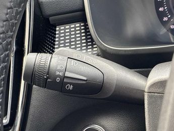 VOLVO XC40 2.0 B3P Plus Dark 5Dr Auto