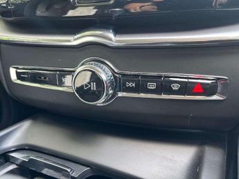 VOLVO XC60 2.0 B5P Momentum 5Dr Geartronic