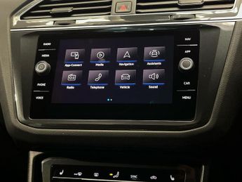 VOLKSWAGEN TIGUAN 2.0 Tdi R-Line Suv 5Dr Diesel Dsg 4Motion Euro 6 (S/S) (150 Ps)