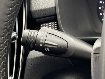 VOLVO XC40 2.0 B4P Plus Dark 5Dr Auto