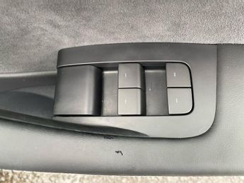 TESLA MODEL 3 (Dual Motor) Long Range Saloon 4Dr Electric Auto 4Wde (346 Ps)