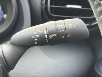 TOYOTA YARIS 1.5 Hybrid Design 5Dr Cvt