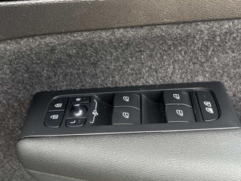 VOLVO XC40 2.0 B3P Plus Dark 5Dr Auto
