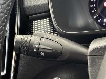 VOLVO XC40 2.0 B3P Plus Dark 5Dr Auto