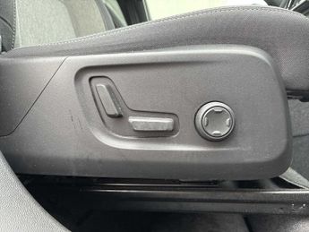 VOLVO XC40 2.0 B3P Plus Dark 5Dr Auto