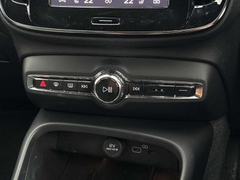 VOLVO XC40 2.0 B3P Plus Dark 5Dr Auto