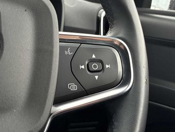 VOLVO XC40 2.0 B3P Plus Dark 5Dr Auto
