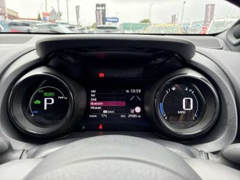 TOYOTA YARIS 1.5 Hybrid Dynamic 5Dr Cvt