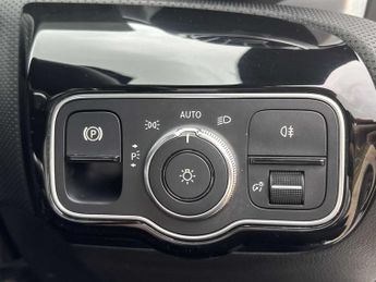 MERCEDES-BENZ CLA Cla 200 Amg Line Premium 4Dr Tip Auto