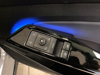 VOLKSWAGEN ID.4 Pro 77kWh Life Edition SUV 5dr Electric Auto (174 ps)