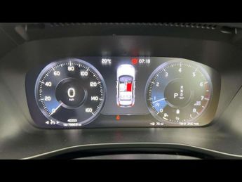 VOLVO XC40 2.0 B4P R Design 5Dr Auto