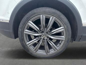 VOLKSWAGEN TIGUAN 2.0 TDI Elegance SUV 5dr Diesel DSG 4Motion Euro 6 (s/s) (200 ps