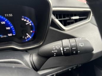 TOYOTA COROLLA 1.8 VVT-i Hybrid Design 5dr CVT