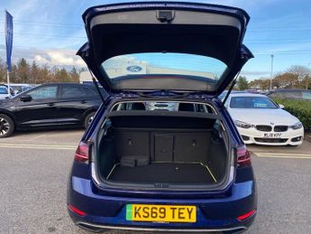 VOLKSWAGEN GOLF 35.8kWh e-Golf Hatchback 5dr Electric Auto (136 ps)