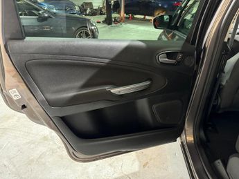 Ford S-Max 2.0 TDCi Titanium MPV 5dr Diesel Powershift Euro 5 (140 ps)