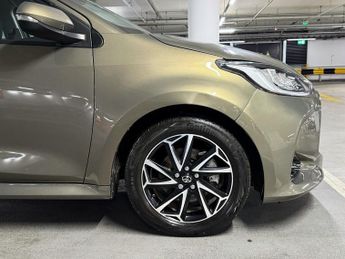 Toyota Yaris 1.5 VVT-h Design Hatchback 5dr Petrol Hybrid E-CVT Euro 6 (s/s) 
