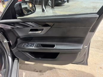 Jaguar XF 2.0d R-Sport Saloon 4dr Diesel Auto Euro 6 (s/s) (180 ps)