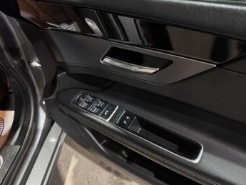 Jaguar XF 2.0d R-Sport Saloon 4dr Diesel Auto Euro 6 (s/s) (180 ps)