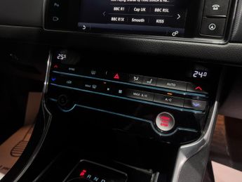 Jaguar XF 2.0d R-Sport Saloon 4dr Diesel Auto Euro 6 (s/s) (180 ps)